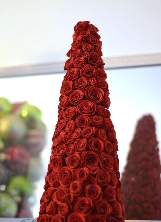 Елка из бумажных красных роз